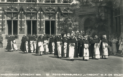 109460 Afbeelding van de maskerade-optocht ter gelegenheid van de viering van het 59e lustrum van de Utrechtse ...